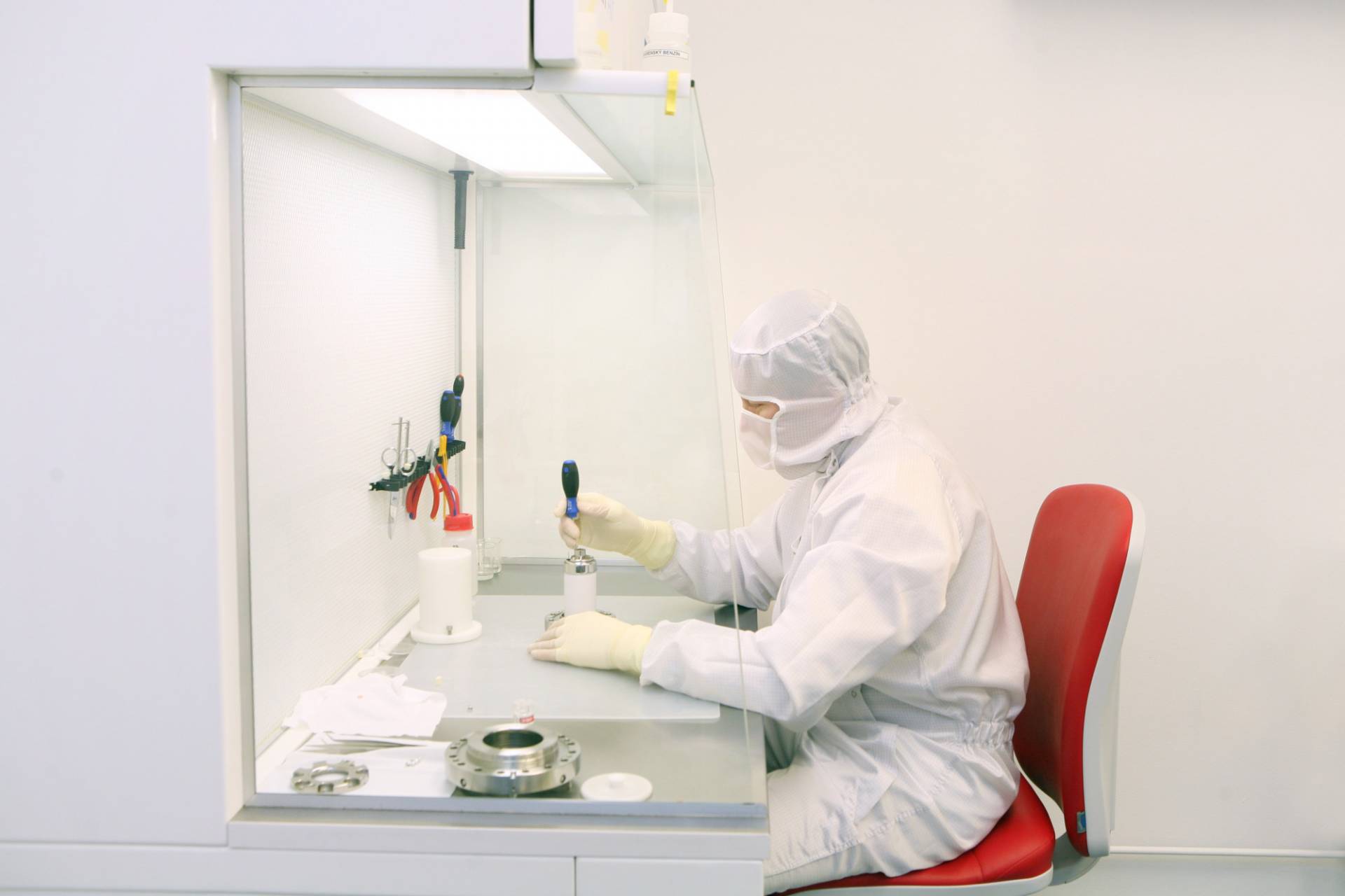 particulates-keep-out-your-ultimate-guide-to-cleanroom